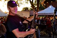 Fans von Creedence Clearwater Revival und John Fogerty liegen ihm zu Füßen – Frontman Nobbi Schaaf und seine Gitarre.